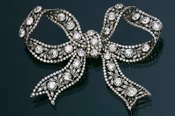 Edwardian Diamond Bow Brooch in Platinum and Gold. Circa 1910