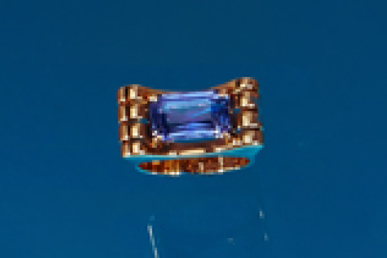 Retro Emerald-Cut Sapphire Ring in Gold